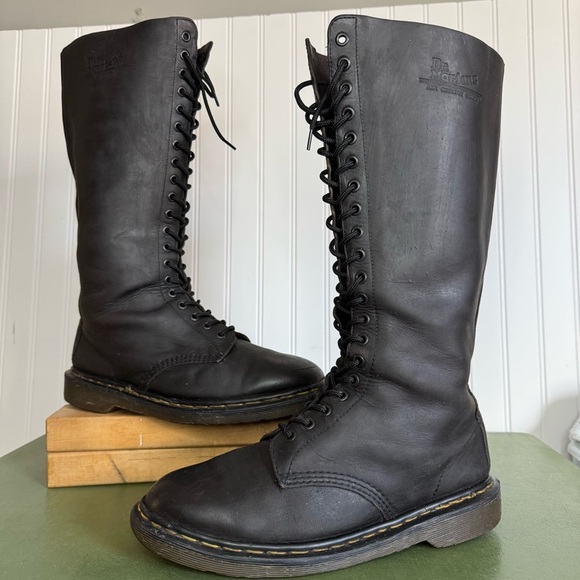 VTG England #1420 Dr. Martens OG 20-Eyelet Lace-Up Boots in Black Leather - Picture 16 of 16